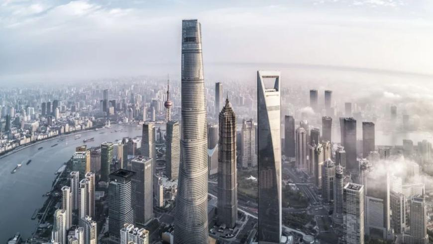 女生在高空操控“钢铁巨兽”,2025管家婆必出一肖一码一中一特,创新典义解读_极速版V5.4