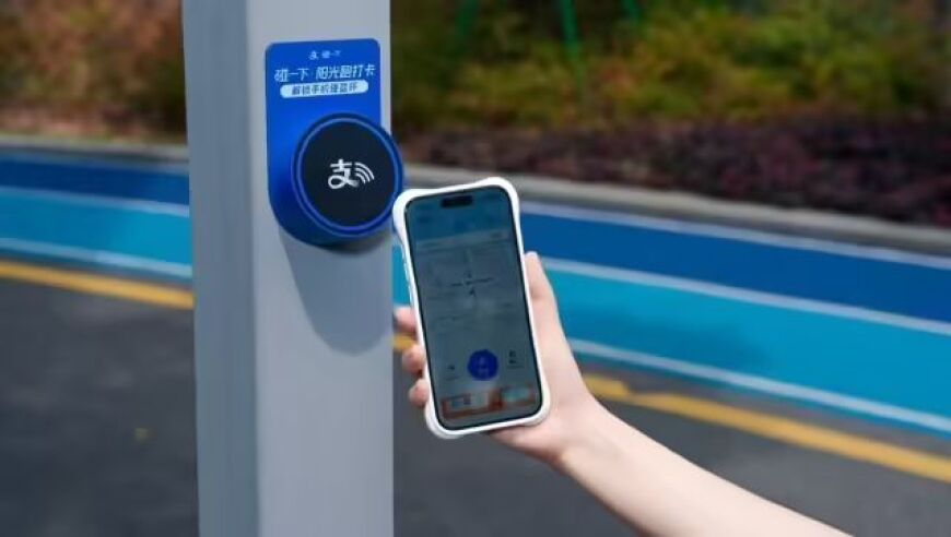澳门2025年开奖结果开奖纪录,宇树机器人再秀回旋踢 精准踢飞木棍,最新答案解释落实_手游版V12.33